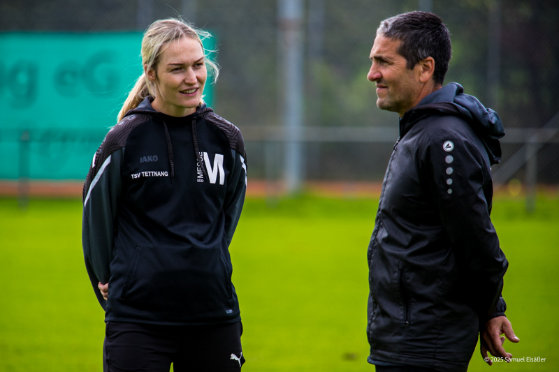 TOP Stürmerin Anja Stiefenhofer (TSV Tettnang) in ihrer neuen und noch etwas ungewohnten Rolle als Betreuerin im Gespräch mit Trainer Leandro Simonelli (TSV Tettnang)