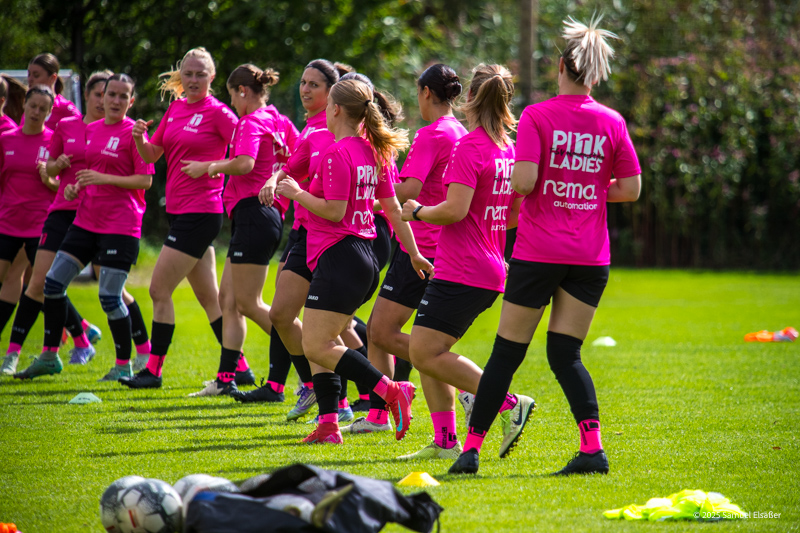 Die Pink Ladies beim Aufwärmen vor dem Spiel.