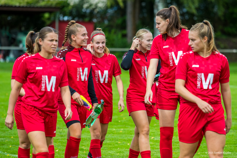 Die Frauen des TSV Tettang auf dem "Rasen-Catwalk"
