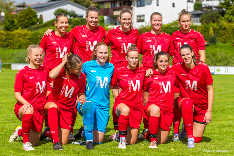 Die Frauenfussballmannschaft des TSV Tettnang vor ihrem ersten Oberligaspiel in der Saison 2025/26.