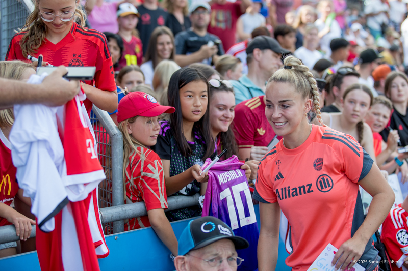 Giulia Gwinn (FC Bayern München, #7) mit ihren jüngsten Fans; Testspiel Frauen: FC Bayern München - FC Zürich am 15.08. 2025 in Friedrichshafen, Zeppelin-Stadion, Germany. Photo: Samuel Elsaesser / Beautiful Sports