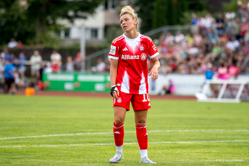 Linda Dallmann (FC Bayern München, #10) ist nach ihrem Schuss enttäuscht; Testspiel Frauen: FC Bayern München - FC Zürich am 15.08. 2025 in Friedrichshafen, Zeppelin-Stadion, Germany. Photo: Samuel Elsaesser / Beautiful Sports
