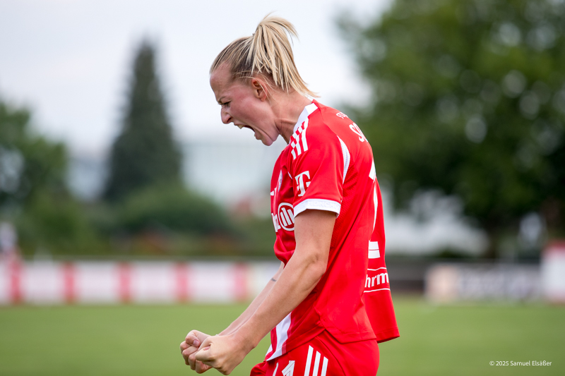 Freude bei Lea Schüller (FC Bayern München, #11) nach dem Führungstreffer zum 2:1; Testspiel Frauen: FC Bayern München - FC Zürich am 15.08. 2025 in Friedrichshafen, Zeppelin-Stadion, Germany. Photo: Samuel Elsaesser / Beautiful Sports