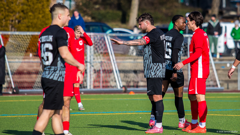 Kapitän Canbora Yücel (FC Dostluk Friedrichshafen, #7) beruhigt seine Mitspieler ; Vorbereitungsspiel: FC Dostluk Friedrichshafen - SV Kressbronn (2:2) am 08.02. 2026 in Friedrichshafen, Sportfreunde Friedrichshafen Kunstrasenplatz, Germany. Foto: Samuel Elsäßer Captain Canbora Yücel (FC Dostluk Friedrichshafen, #7) reassures his teammates; friendly match: FC Dostluk Friedrichshafen - SV Kressbronn (2:2) on 8 February 2026 in Friedrichshafen, Sportfreunde Friedrichshafen artificial turf pitch, Germany. Photo: Samuel Elsaesser