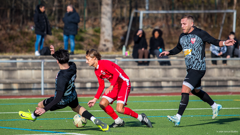 Eray Dogan (FC Dostluk Friedrichshafen, #27), Tim Siegel (SV Kressbronn, #18); Vorbereitungsspiel: FC Dostluk Friedrichshafen - SV Kressbronn (2:2) am 08.02. 2026 in Friedrichshafen, Sportfreunde Friedrichshafen Kunstrasenplatz, Germany. Foto: Samuel Elsäßer Eray Dogan (FC Dostluk Friedrichshafen, #27), Tim Siegel (SV Kressbronn, #18); Pre-season match: FC Dostluk Friedrichshafen - SV Kressbronn (2:2) on 8 February 2026 in Friedrichshafen, Sportfreunde Friedrichshafen artificial turf pitch, Germany. Photo: Samuel Elsaesser