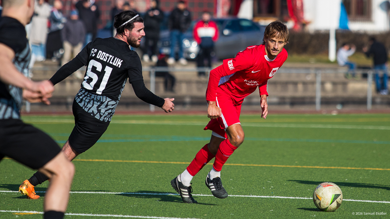 Furkan Aksoy (FC Dostluk Friedrichshafen, #61), Tim Siegel (SV Kressbronn, #18); Vorbereitungsspiel: FC Dostluk Friedrichshafen - SV Kressbronn (2:2) am 08.02. 2026 in Friedrichshafen, Sportfreunde Friedrichshafen Kunstrasenplatz, Germany. Foto: Samuel Elsäßer Furkan Aksoy (FC Dostluk Friedrichshafen, #61), Tim Siegel (SV Kressbronn, #18); Pre-season match: FC Dostluk Friedrichshafen - SV Kressbronn (2:2) on 8 February 2026 in Friedrichshafen, Sportfreunde Friedrichshafen artificial turf pitch, Germany. Photo: Samuel Elsaesser